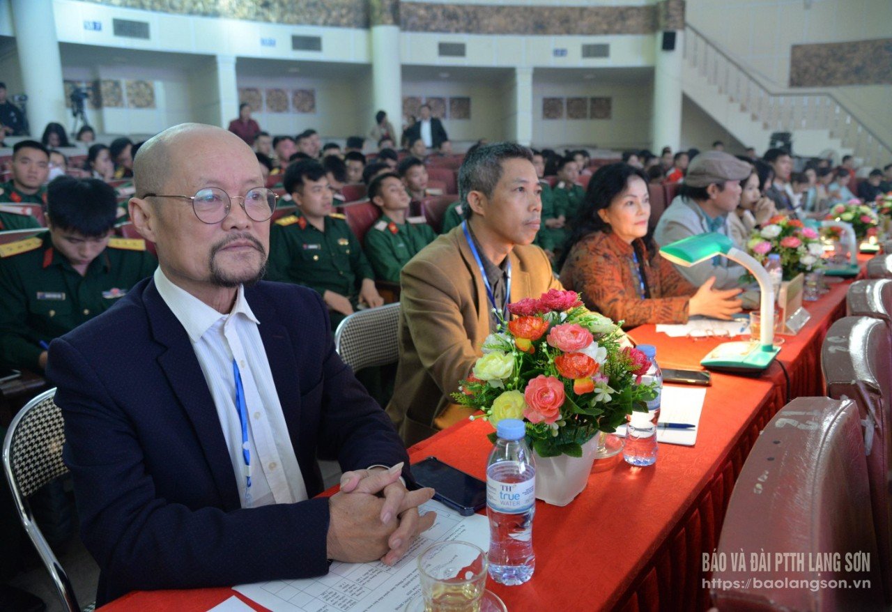 គណៈវិនិច្ឆ័យបានមើលការសំដែងរបស់ក្រុមដែលចូលរួមក្នុងពិធីបុណ្យនេះ។