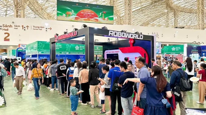 มีผู้เยี่ยมชมงาน Fall Fair 2025 มากกว่า 100,000 คนต่อวัน