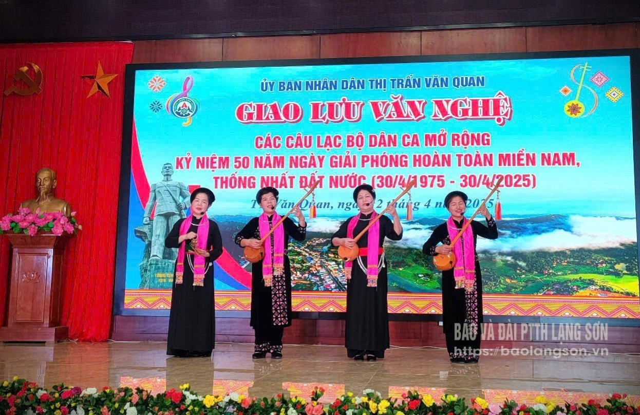 Eldre deltar i scenekunst i kulturutvekslingsprogrammet i Van Quan kommune.