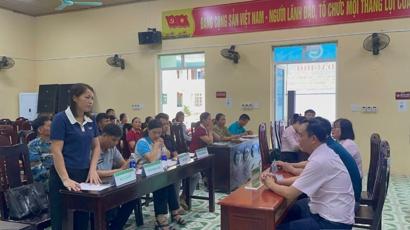 Pemimpin cawangan Bank Dasar Sosial di wilayah Thai Nguyen memahami keadaan di komune pergunungan. (Foto: THU HOAI)