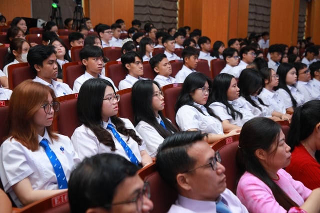 Sinh viên than thở vì giờ học 6 giờ 30: Dậy từ sáng sớm vẫn lo trễ - Ảnh 1.