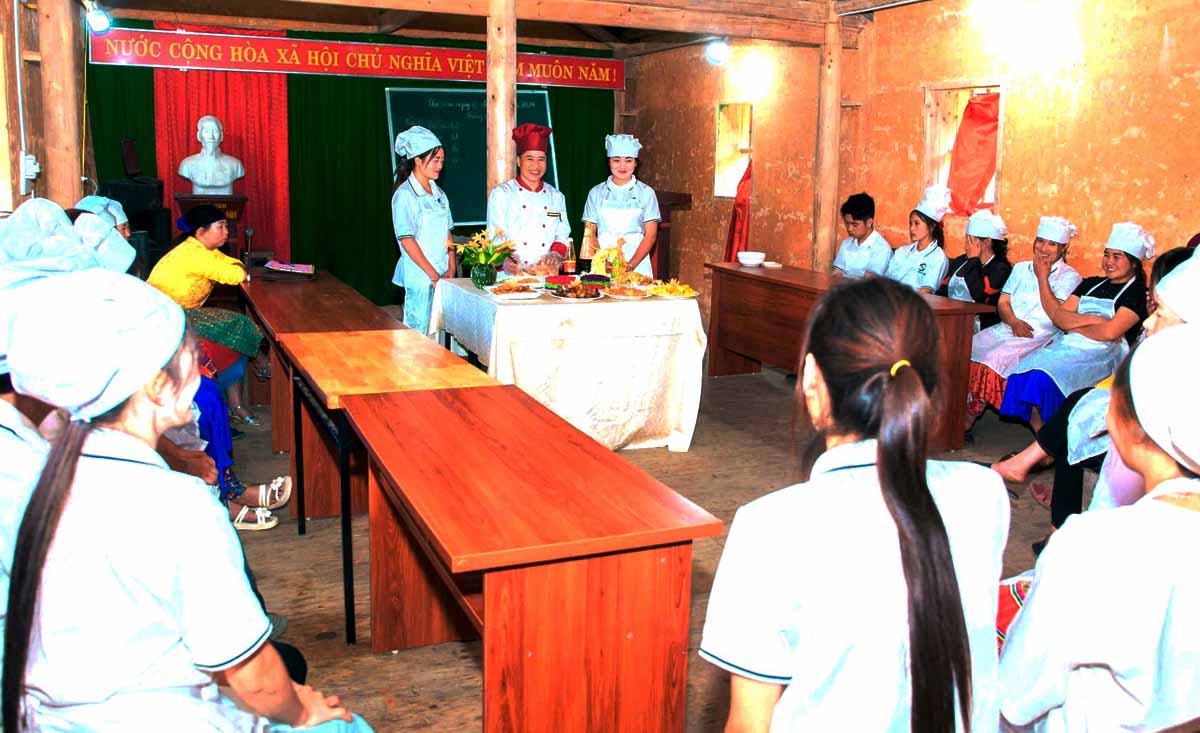 Program bimbingan dan pelatihan kejuruan bagi pekerja miskin dan hampir miskin memainkan peran penting dalam penanggulangan kemiskinan berkelanjutan. Foto: Viet Bac.