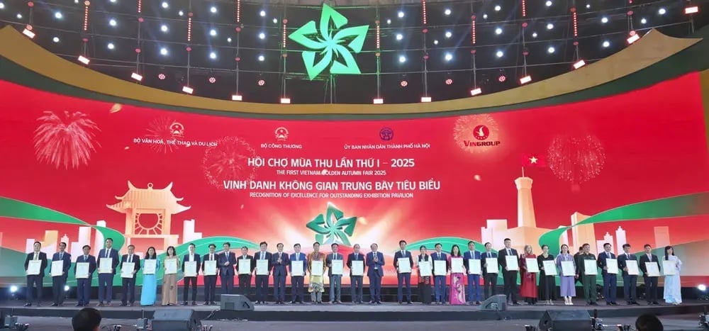 Kumpulan Kimia Vietnam, satu daripada tiga kumpulan ekonomi milik kerajaan, telah diberi penghormatan dengan Anugerah 'Ruang Pameran Cemerlang' di Pameran Musim Luruh 2025. Foto: Vinachem. Tập đoàn Hoá chất Việt Nam một trong ba Tập đoàn kinh tế nhà nước được vinh danh Giải thưởng 'Không gian trưng bày tiêu biểu' tại Hội chợ Mùa Thu 2025. Ảnh: Vinachem.