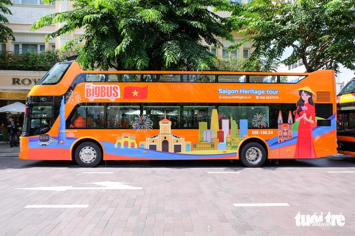 Khai trương tuyến buýt 2 tầng mới đi qua các biểu tượng kiến trúc TP.HCM, miễn phí 3 ngày - Ảnh 2.