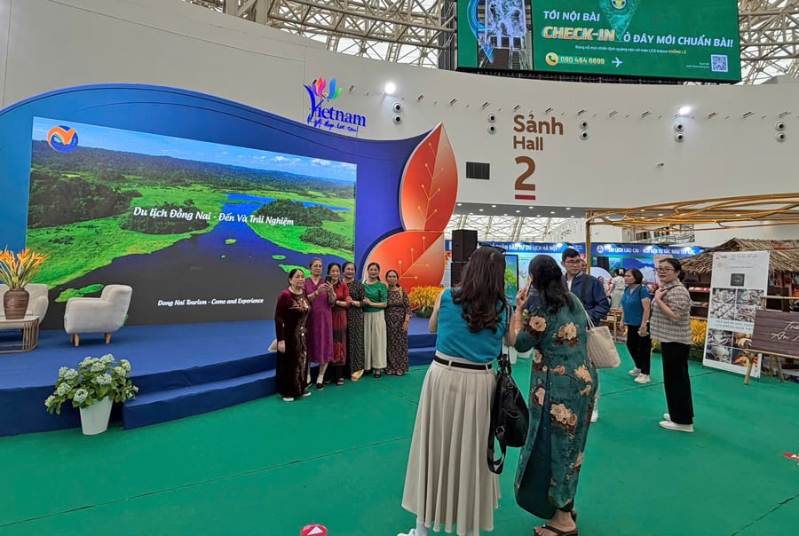 Cục Du lịch Quốc gia Việt Nam nhận giải thưởng “Không gian trưng bày tiêu biểu” tại Hội chợ mùa Thu 2025 - Ảnh 3.