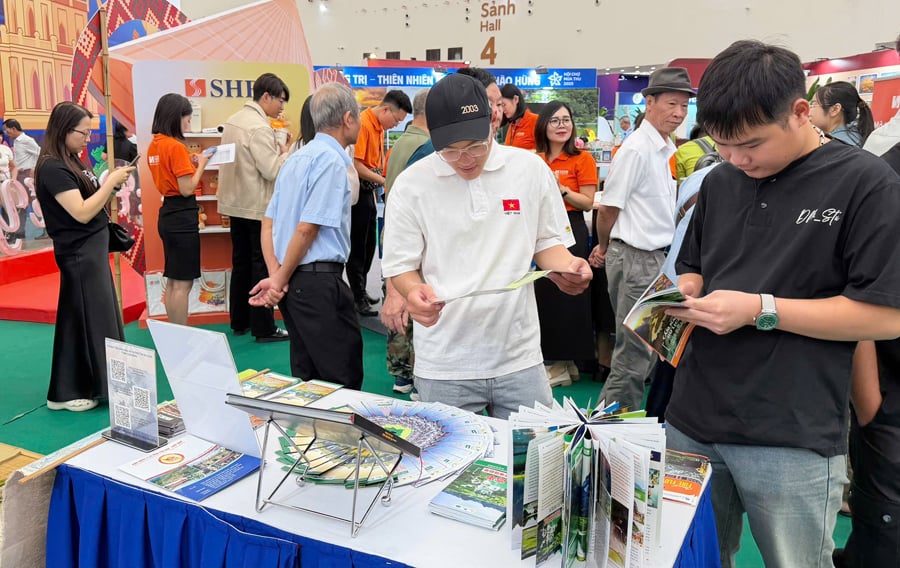 Cục Du lịch Quốc gia Việt Nam nhận giải thưởng “Không gian trưng bày tiêu biểu” tại Hội chợ mùa Thu 2025 - Ảnh 6.