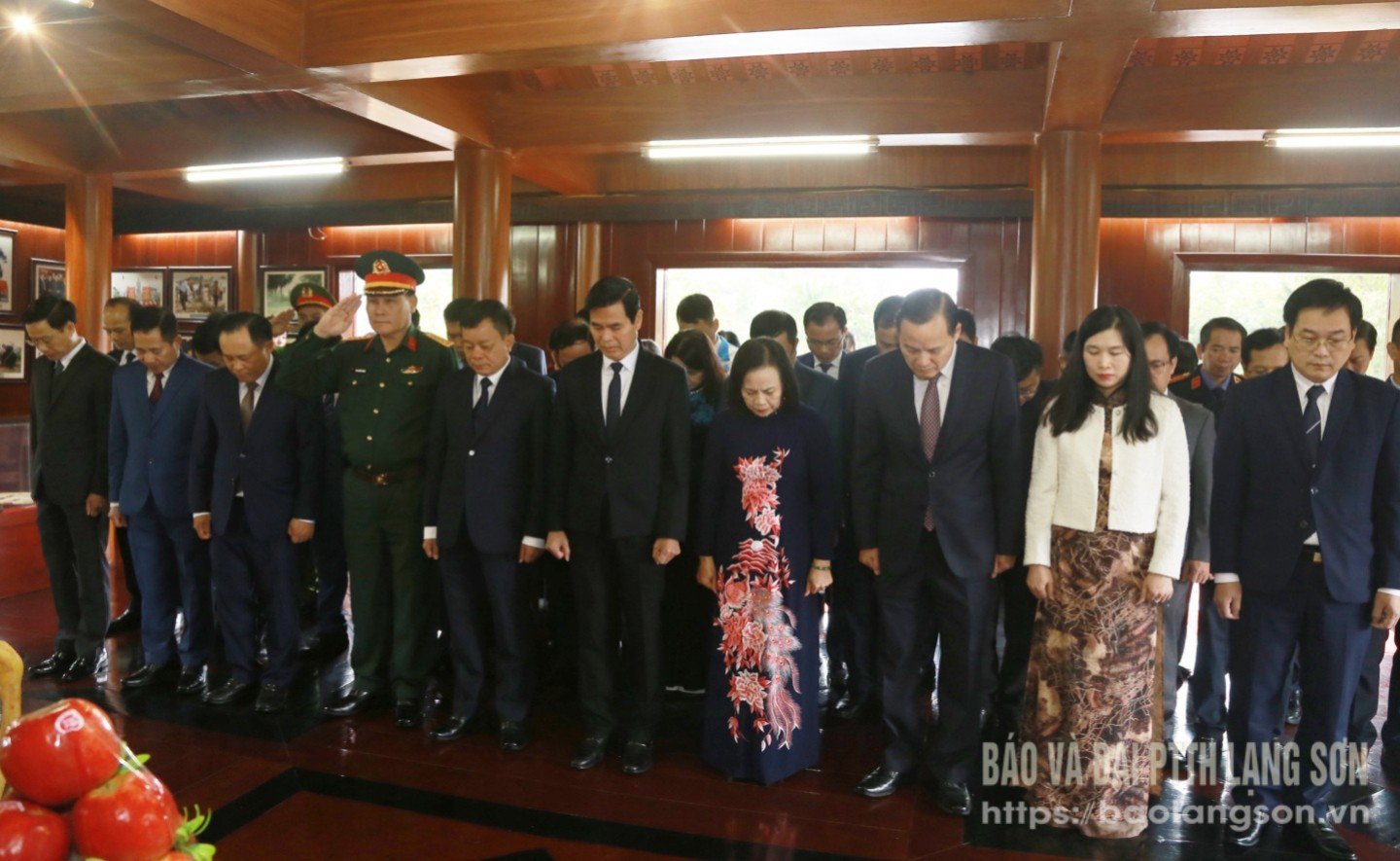 Delegeler tütsü sunma törenini gerçekleştiriyor
