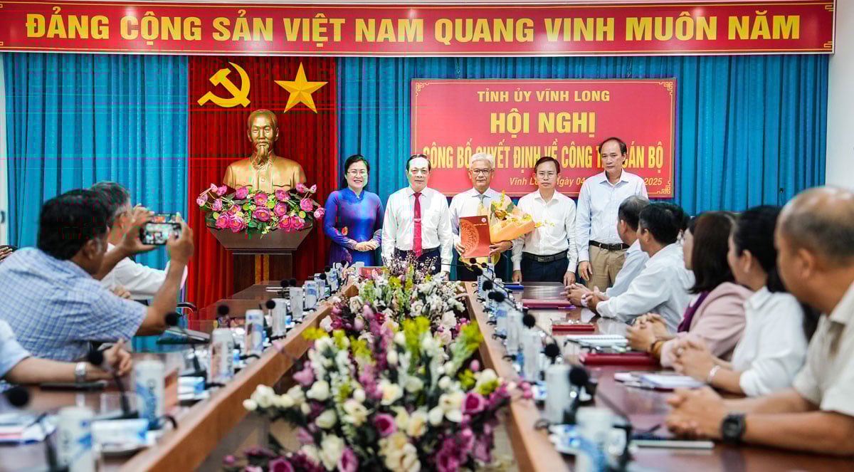 សមមិត្ត Lam Minh Dang - លេខារងគណៈកម្មាធិការបក្សខេត្ត បានធ្វើបទបង្ហាញអំពីសេចក្តីសម្រេចរបស់សមមិត្ត Le Thanh Tuan បន្តកាន់តំណែងជានិពន្ធនាយកកាសែត វិទ្យុ និងទូរទស្សន៍ Vinh Long។