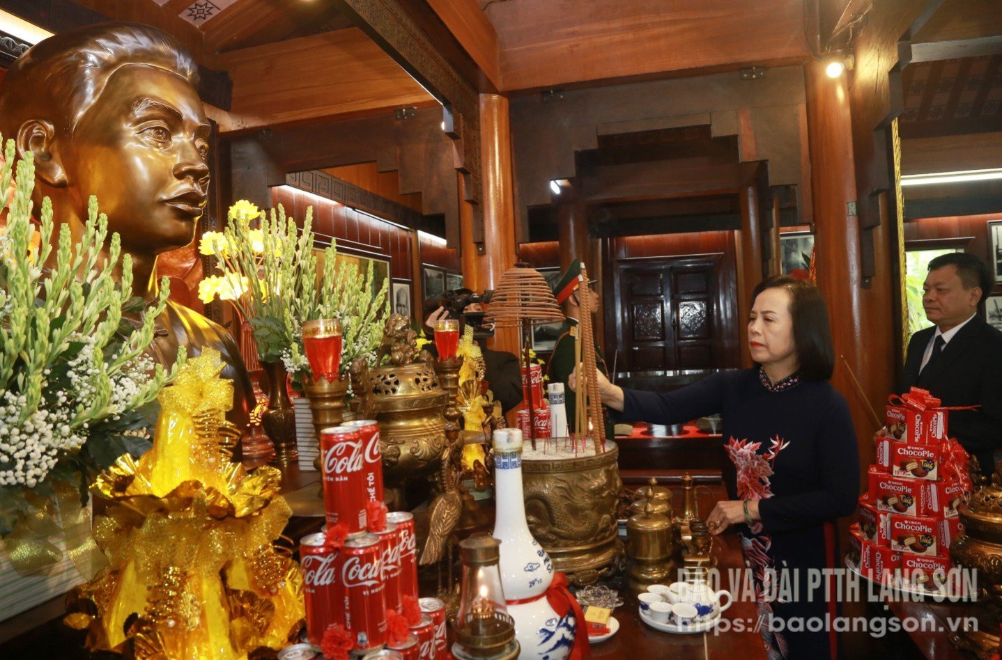 İl Parti Komitesi Daimi Sekreter Yardımcısı, İl Halk Konseyi Başkanı Yoldaş Doan Thi Hau, yoldaş Hoang Van Thu'nun anıt alanında tütsü yaktı.