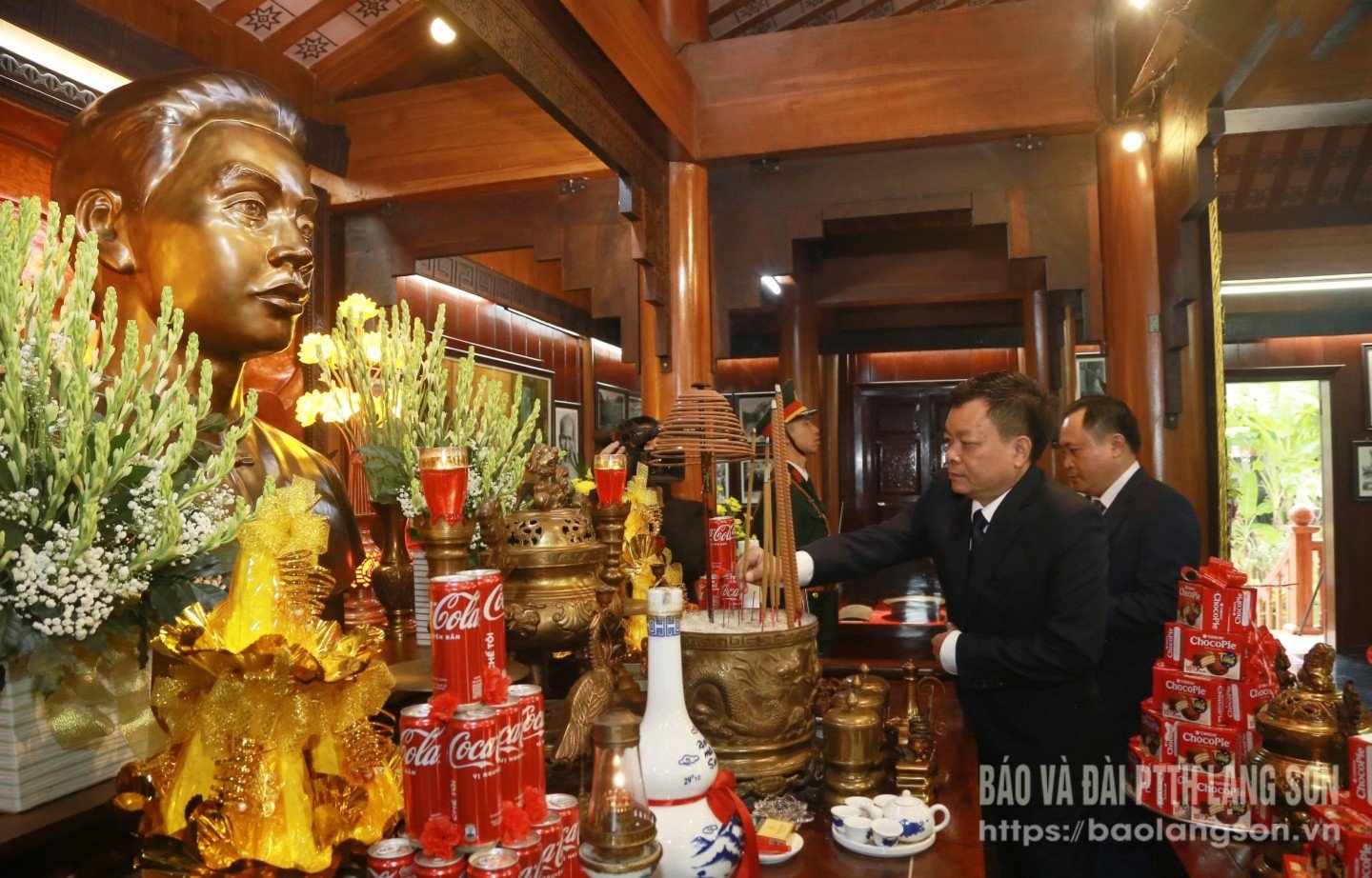 Delegeler, yoldaş Hoang Van Thu'nun anma yerinde tütsü yaktı.