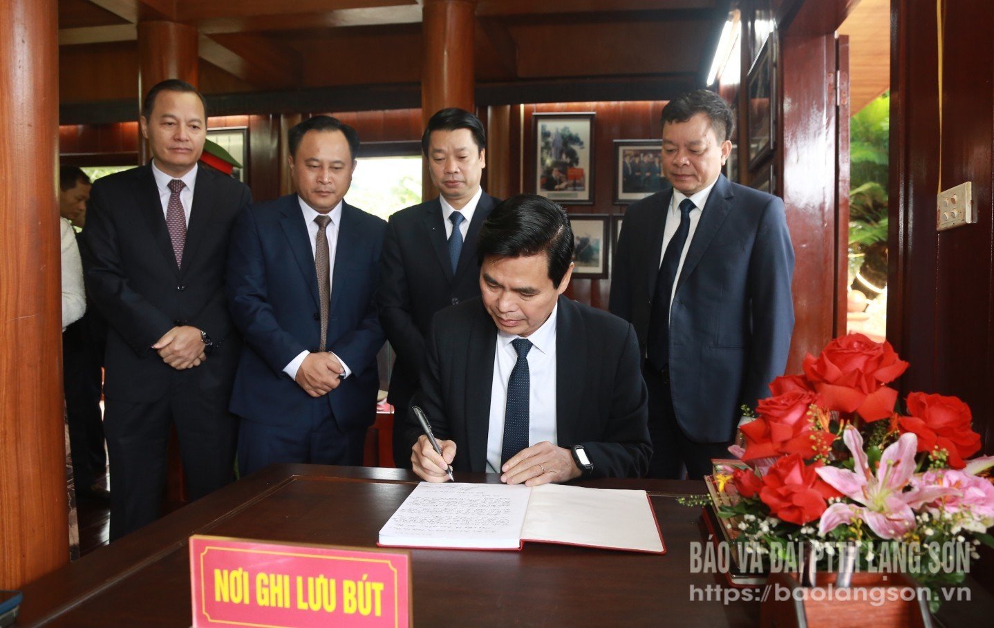 İl Parti Sekreteri, yoldaş Hoang Van Thu'nun anma yerindeki ziyaretçi defterine şunları yazdı: