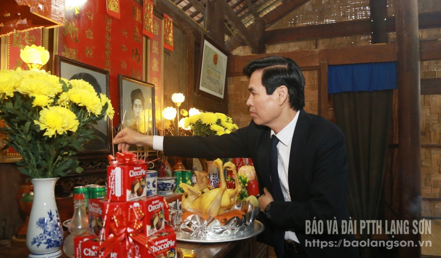 Yoldaş Hoang Quoc Khanh, İl Parti Sekreteri, Yoldaş Hoang Van Thu'nun evindeki kalıntıya tütsü koydu.