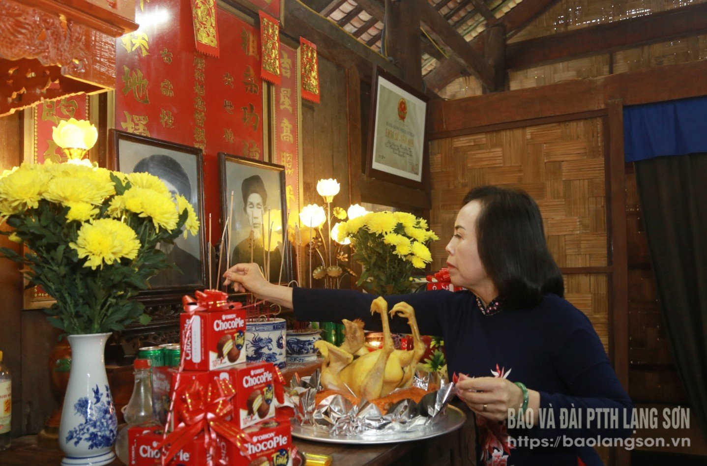 Yoldaş Doan Thi Hau, İl Parti Komitesi Daimi Sekreter Yardımcısı, İl Halk Konseyi Başkanı, Yoldaş Hoang Van Thu'nun evinin kalıntılarının başında