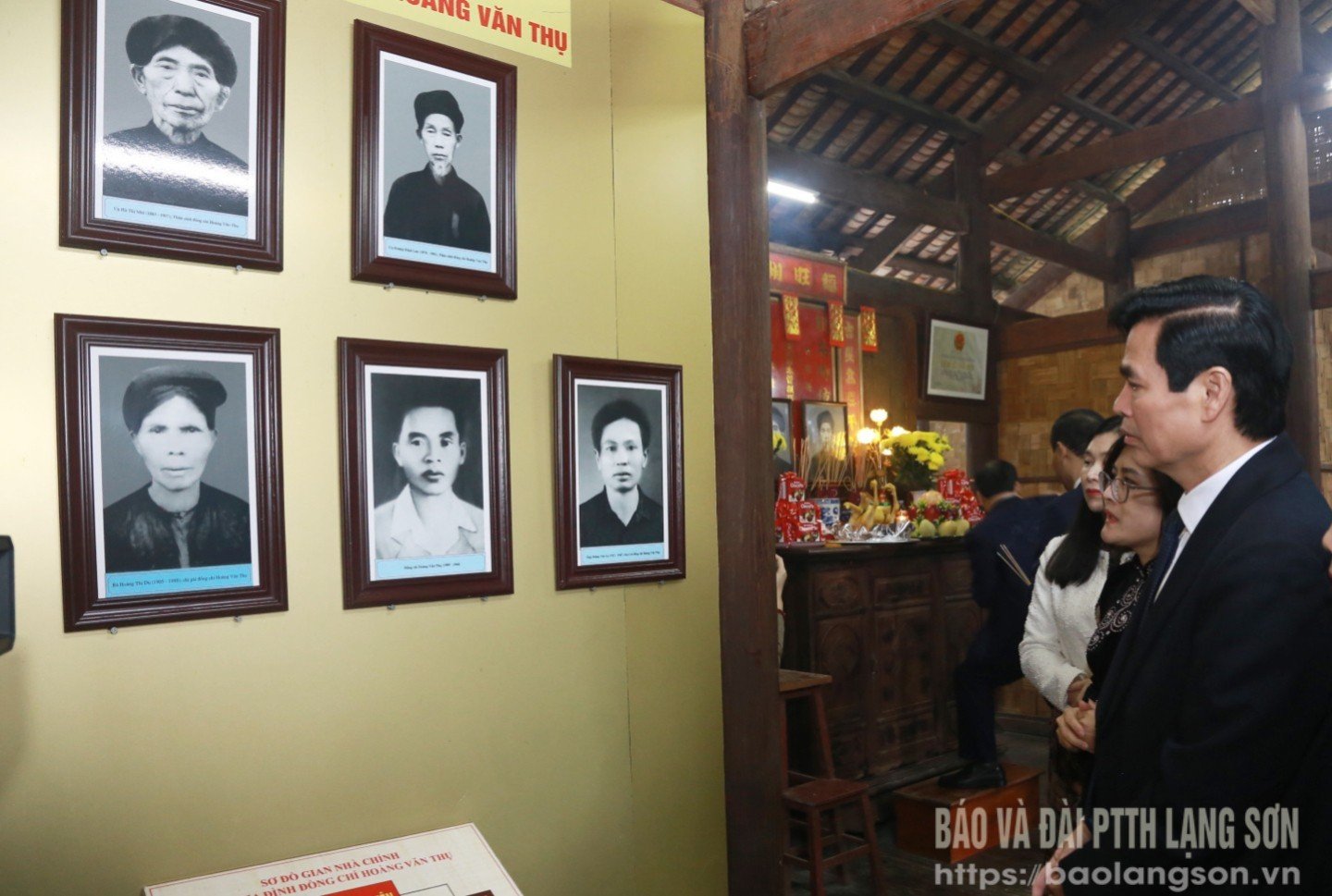 İl Parti Sekreteri ve delegeler, yoldaş Hoang Van Thu'nun ailesi hakkında bir tanıtım dinlediler.