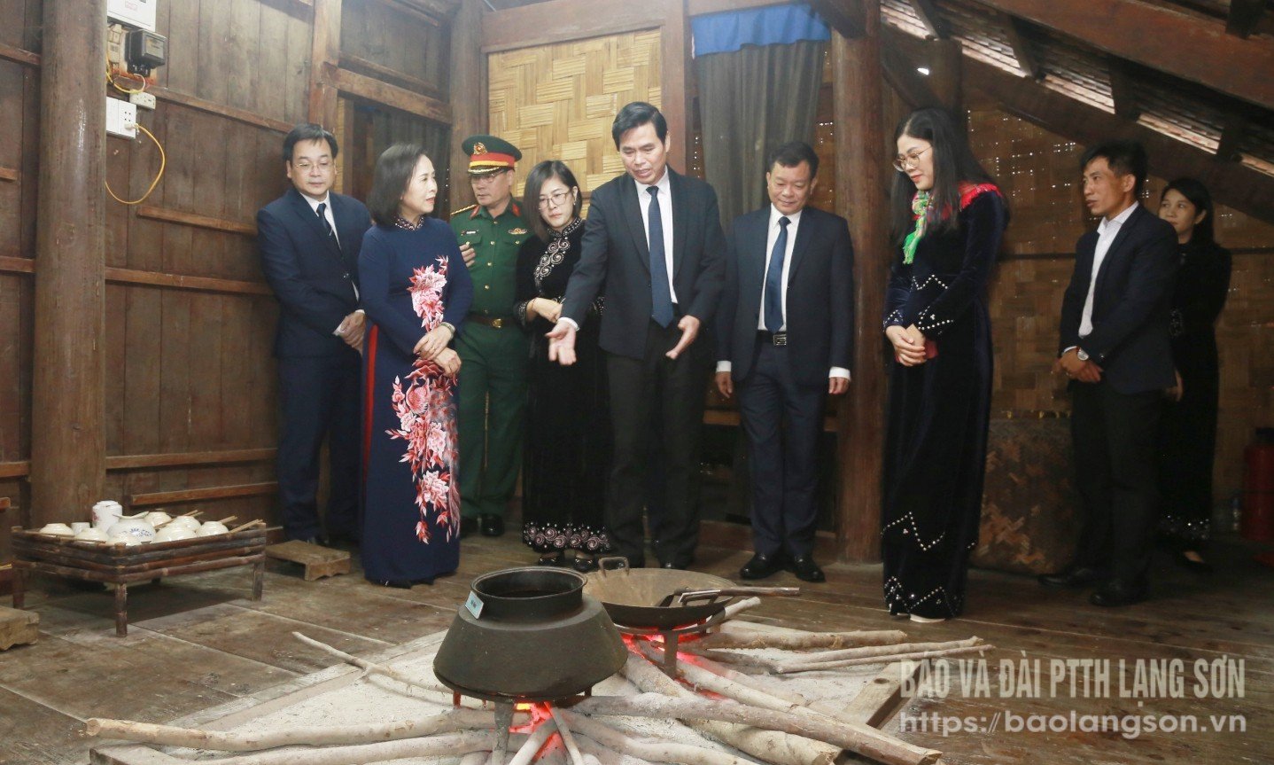 Delegeler Yoldaş Hoang Van Thu'nun evinin kalıntılarını ziyaret etti