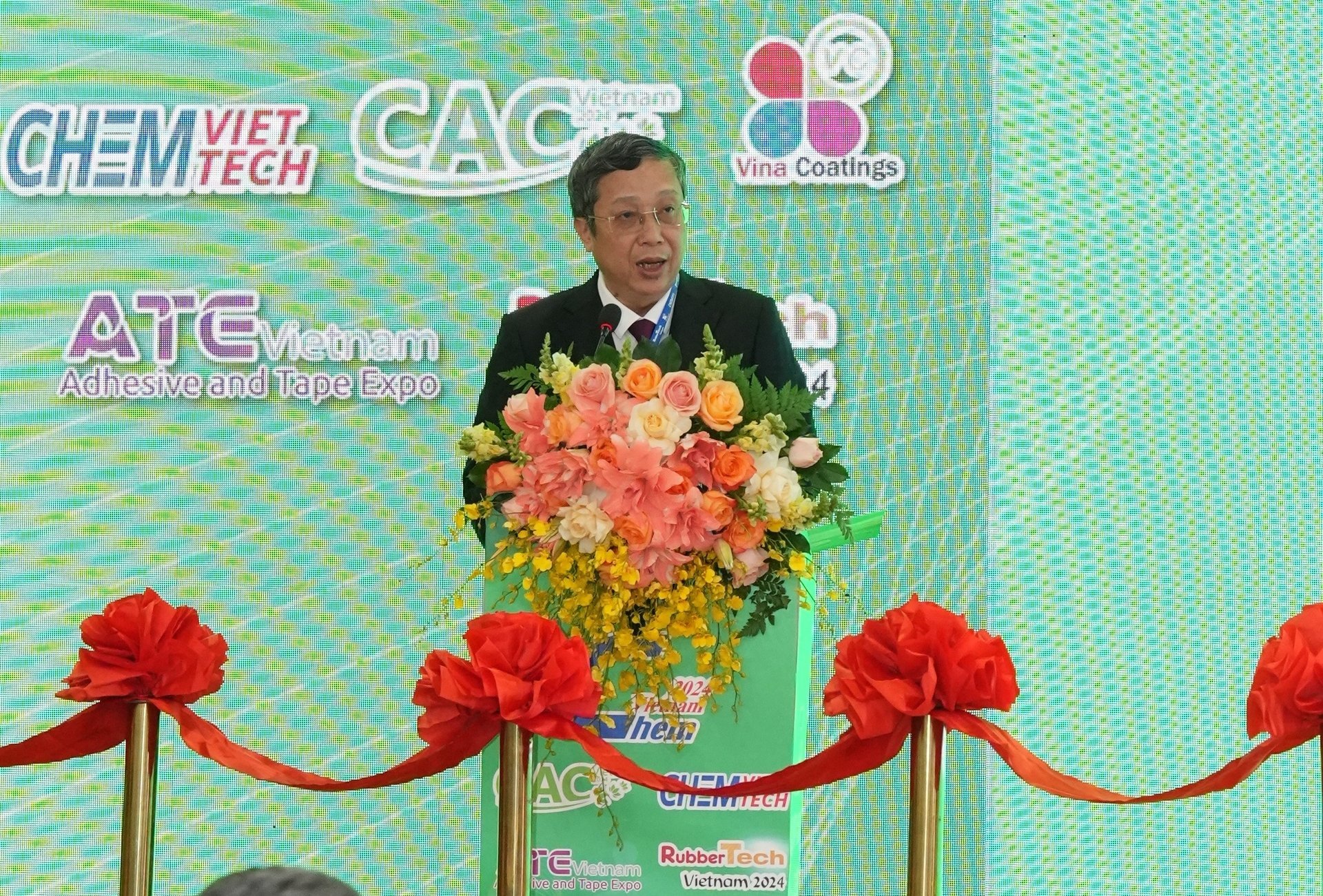 El viceministro de Agricultura y Medio Ambiente, Hoang Trung, pronunció el discurso de apertura de la Exposición 2024. Foto: Manh Tran VF. Thứ trưởng Bộ Nông nghiệp và Môi trường Hoàng Trung phát biểu tuyên bố Khai mạc Triển lãm năm 2024. Ảnh Mạnh Trần VF.
