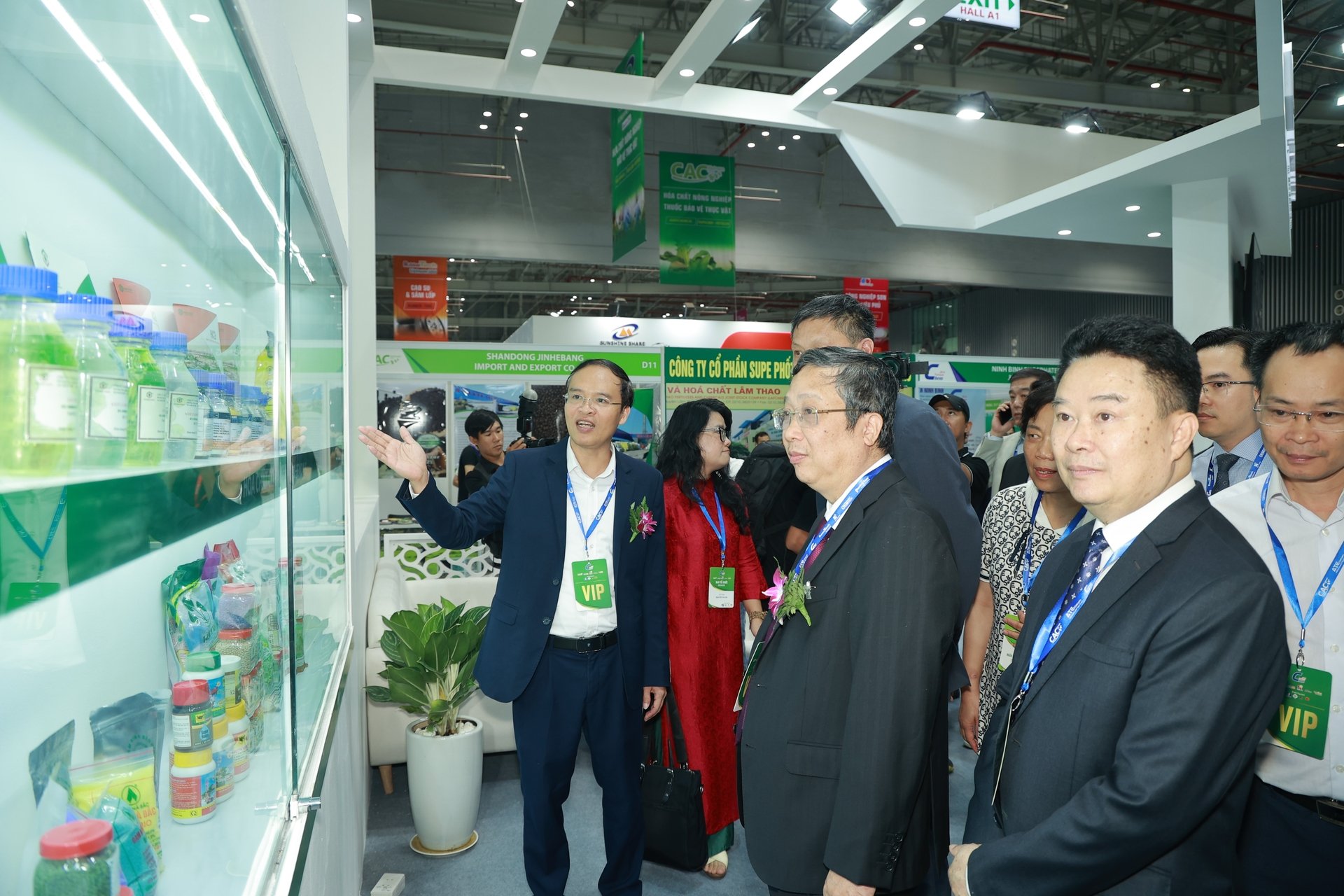 La Expo Vinachem siempre atrae la atención de líderes ministeriales, representantes gubernamentales, numerosas empresas y expertos. Foto de Manh Tran VF. Vinachem Expo luôn thu hút sự quan tâm của lãnh đạo bộ ban ngành và đông đảo doanh nghiệp, giới chuyên môn. Ảnh Mạnh Trần VF.