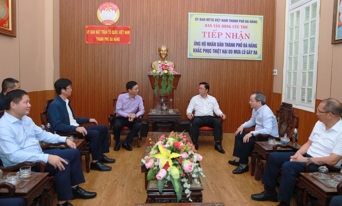 Ông Trần Quang Dũng - Phó Bí thư Thường trực Đảng ủy Petrovietnam trao đổi, chia sẻ những khó khăn của cấp ủy và đồng bào TP Đà Nẵng. Ảnh: Petrovietnam.