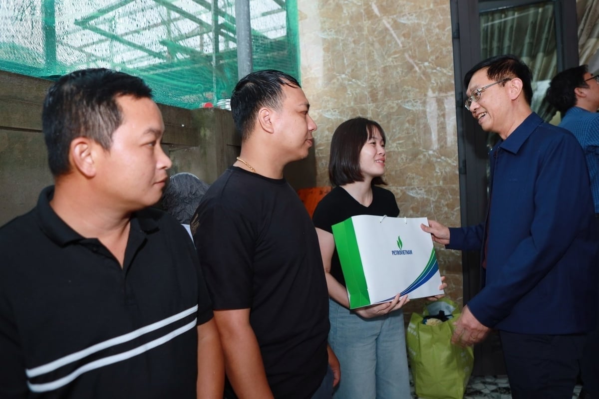 Đoàn công tác của Petrovietnam do ông Trần Quang Dũng – Phó Bí thư Thường trực Đảng ủy Tập đoàn dẫn đầu đã tới thăm, tặng quà, động viên người dân miền Trung, người lao động Petrovietnam bị thiệt hại do mưa lũ. Ảnh: Petrovietnam.