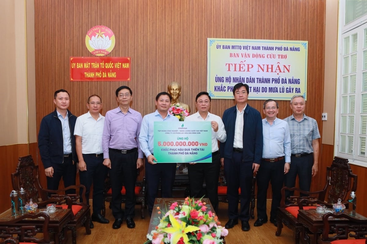 Đại diện Petrovietnam trao số tiền hỗ trợ 5 tỷ đồng cho Ủy ban MTTQ Việt Nam TP Đà Nẵng. Ảnh: Petrovietnam.