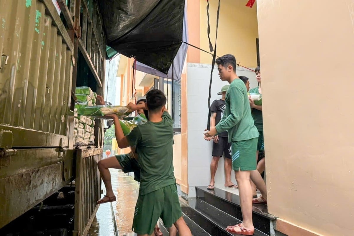 Trong ngày 2/11, hàng tấn hàng hóa là các nhu yếu phẩm của Petrovietnam để hỗ trợ cho đồng bào Đà Nẵng đã được vận chuyển kịp thời đến điểm tiếp nhận của thành phố. Ảnh: Petrovietnam.