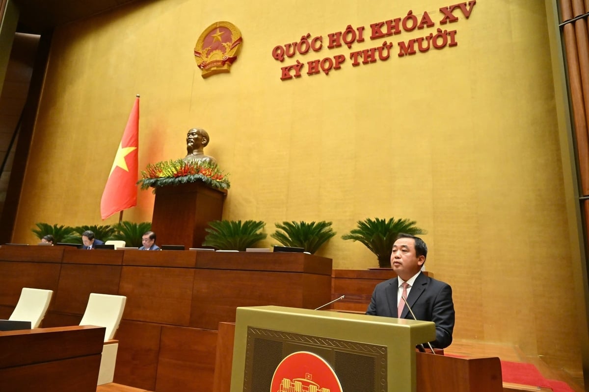 El ministro de Agricultura y Medio Ambiente, Tran Duc Thang, autorizado por el primer ministro, presentó un informe resumido sobre el proyecto de ley que modifica y complementa varios artículos de la Ley de Geología y Minerales. Foto: Quang Khanh. Bộ trưởng Bộ Nông nghiệp và Môi trường Trần Đức Thắng, thừa ủy quyền của Thủ tướng Chính phủ, trình bày Tờ trình tóm tắt về dự án Luật sửa đổi, bổ sung một số điều của Luật Địa chất và khoáng sản. Ảnh: Quang Khánh.