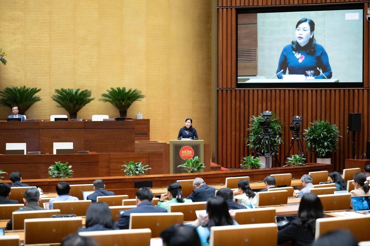 El presidente de la Comisión de Ciencia, Tecnología y Medio Ambiente de la Asamblea Nacional, Nguyen Thanh Hai, presenta un informe resumido sobre la revisión del proyecto de ley. Foto: Quang Khanh. Chủ nhiệm Ủy ban Khoa học, Công nghệ và Môi trường của Quốc hội Nguyễn Thanh Hải Trình bày Báo cáo tóm tắt thẩm tra về dự án Luật. Ảnh: Quang Khánh.