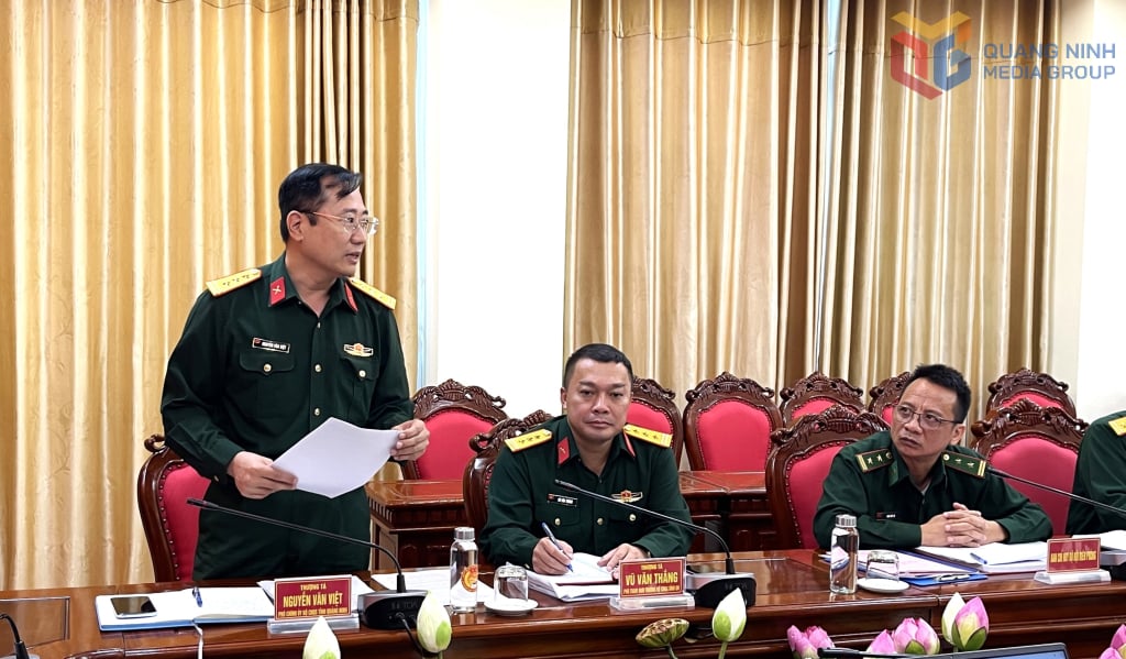 លោកវរសេនីយ៍ឯក Nguyen Van Viet ស្នងការរងនយោបាយនៃបញ្ជាការដ្ឋានយោធាខេត្ត ថ្លែងមតិក្នុងសន្និសីទ។