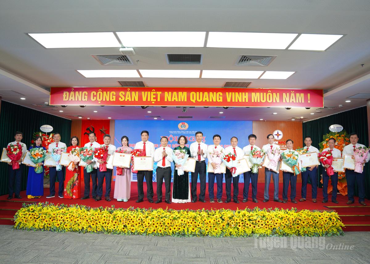 Οι ηγέτες του Συνδικάτου της Βόρειας Εταιρείας Ηλεκτρικής Ενέργειας απένειμαν Πιστοποιητικά Αξίας σε άτομα.