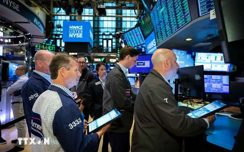 Giao dịch viên tại sàn chứng khoán New York, Mỹ. (Ảnh: THX/TTXVN)