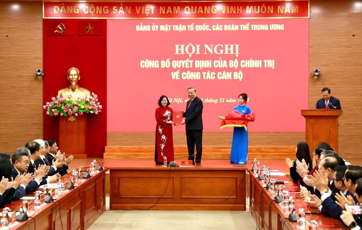 Ο Γενικός Γραμματέας To Lam παρουσιάζει την απόφαση του Πολιτικού Γραφείου στην κα Bui Thi Minh Hoai. Φωτογραφία: Viet Thanh. Tổng Bí thư Tô Lâm trao quyết định của Bộ Chính trị cho bà Bùi Thị Minh Hoài. Ảnh: Viết Thành.