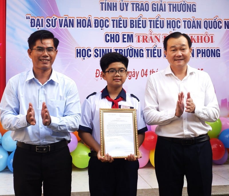 Kamrat Nguyen Minh Dung - biträdande sekreterare för den provinsiella partikommittén, ordförande för det provinsiella folkrådet och ledare för Dai Dien-kommunen överlämnade berömsbrev och gåvor till studenten Tran Dinh Khoi.