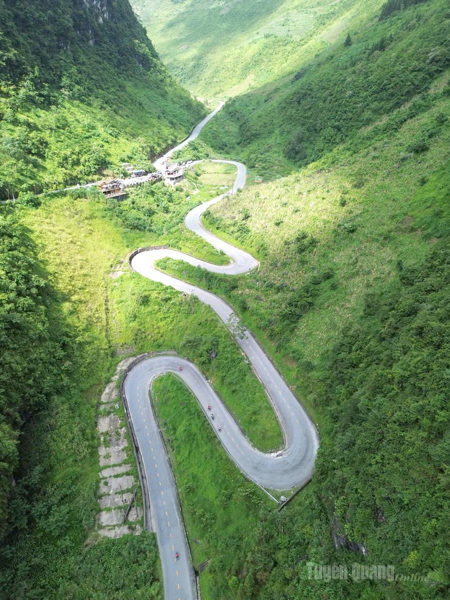 Kurvene på Tham Ma-skråningen sett ovenfra er like myke som silkestrimler.
