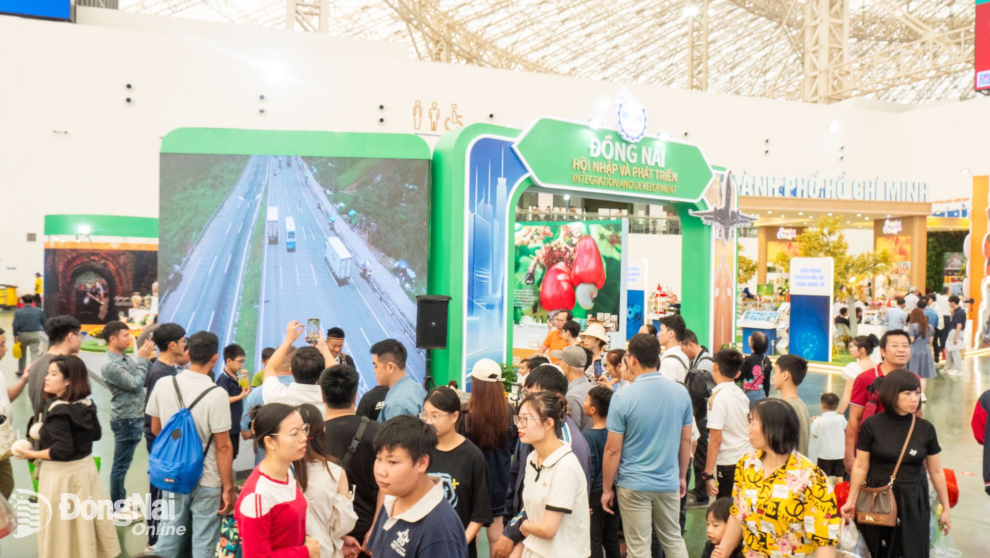 Dong Nai tartomány standja a 2025-ös őszi vásáron mindig tele van látogatókkal és vásárlókkal. Fotó: Xuan Luong