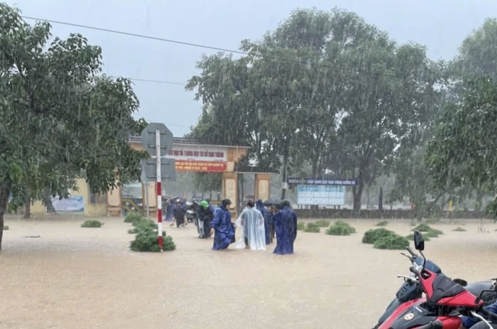 Mehr als 47.000 Schüler in Quang Tri und Ha Tinh können wegen Überschwemmungen nicht zur Schule gehen - Foto 1. Hơn 47.000 học sinh ở Quảng Trị, Hà Tĩnh nghỉ học do lũ- Ảnh 1.