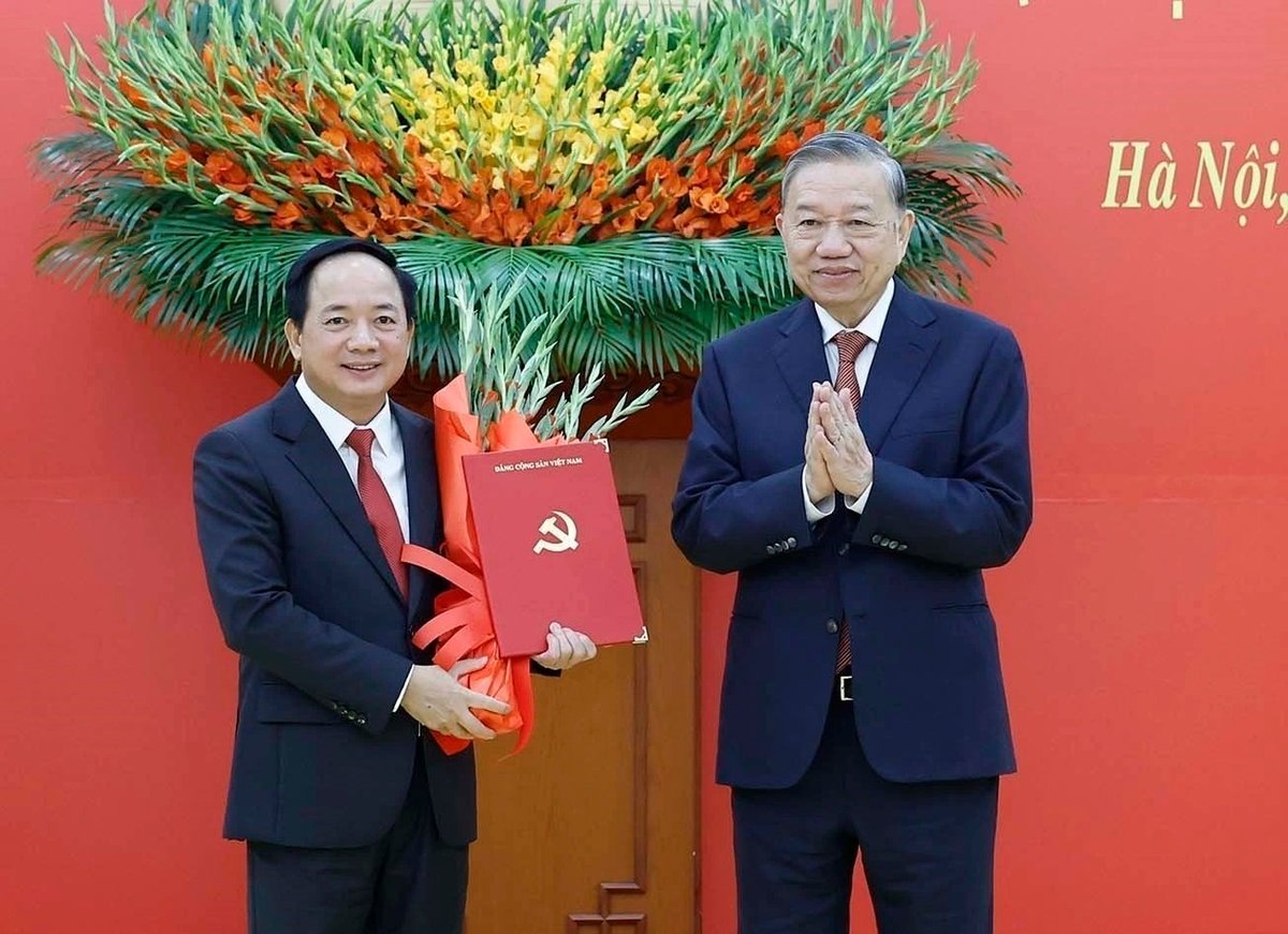 Tổng Bí thư Tô Lâm trao quyết định, tặng hoa chúc mừng ông Trịnh Văn Quyết. Ảnh: TTXVN.