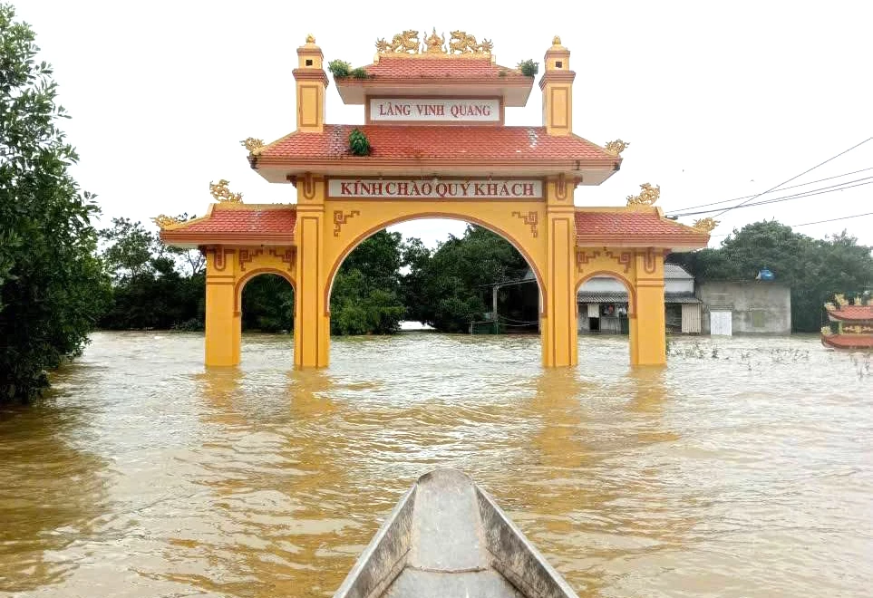 Het dorp Vinh Quang, gemeente Le Ninh, raakte volledig geïsoleerd door overstromingen.