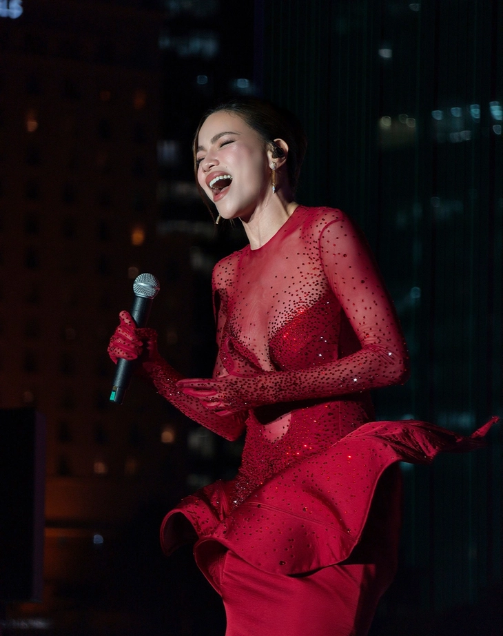 Clip 18 giây Hồ Ngọc Hà hát live viral cõi mạng, người chê, kẻ bênh - Ảnh 1.