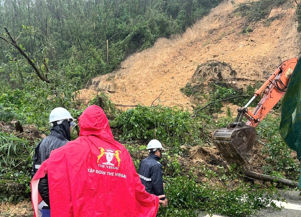 In Vung Ang rutschte eine große Menge Gestein und Erde die Straße hinunter und verursachte einen Verkehrsstau. Foto: T. Nga. Một khối lượng lớn đất đá sạt xuống đường ở phường Vũng Áng, gây ách tắc giao thông. Ảnh: T.Nga.