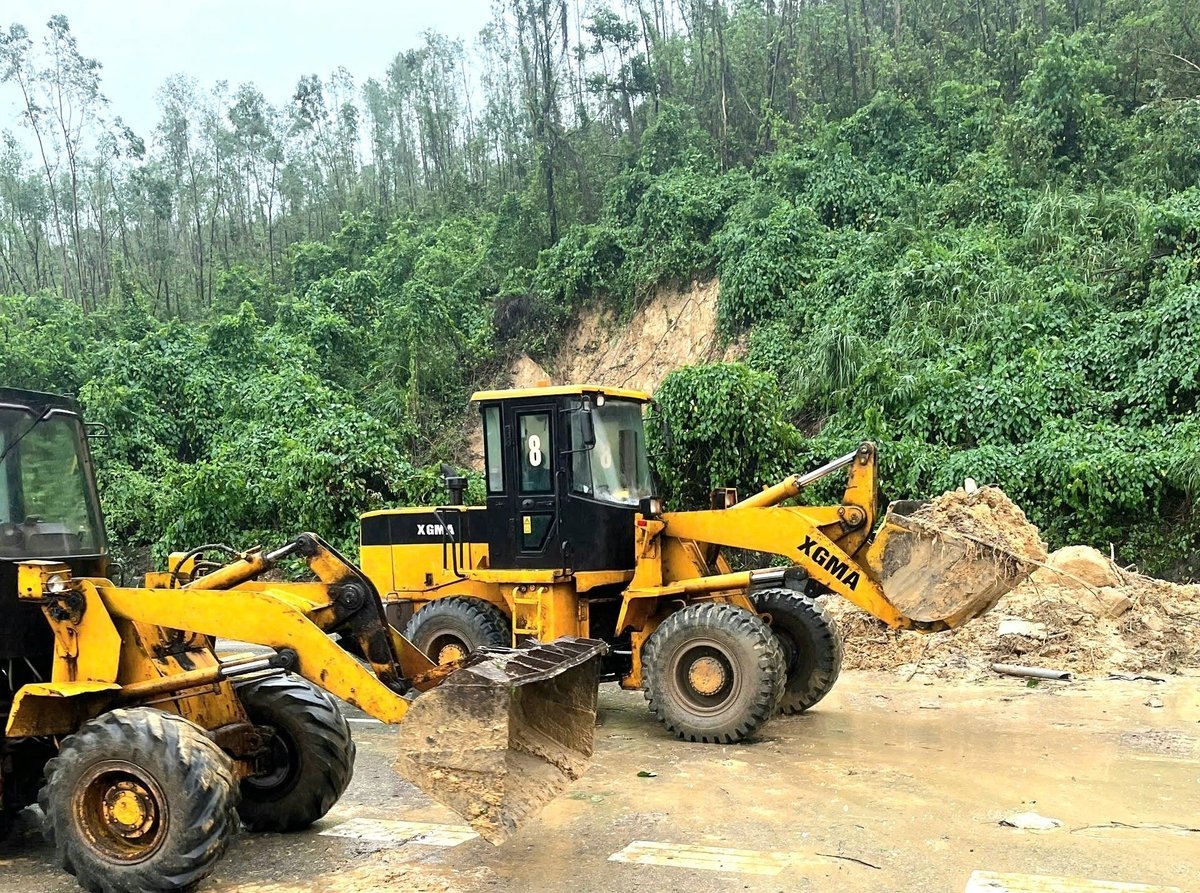 Das hügelige Gelände in Ha Tinh ist voller Wasser, daher besteht in den kommenden Tagen weiterhin die Gefahr von Erdrutschen. Foto: T.Nga. Đất đồi ở Hà Tĩnh đã 'no' nước nên nguy cơ sạt lở đất tiếp tục xảy ra trong những ngày tới. Ảnh: T.Nga.