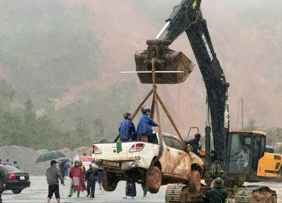 Der verschüttete Pickup wurde geborgen. Foto: T.Nga. Chiếc bán tải bị vùi lấp được cẩu ra khỏi hiện trường. Ảnh: T.Nga.