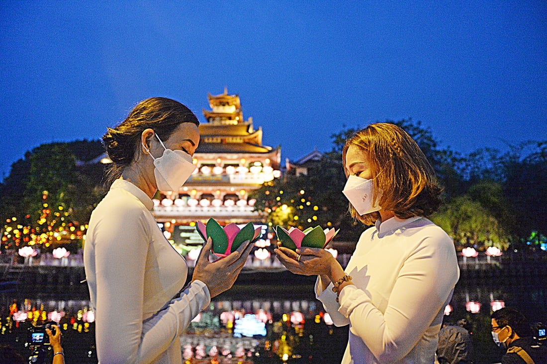 ถ้อยคำจากใจถึง ‘สัญลักษณ์แห่งความสามัคคีในการฝ่าฟันวิกฤตโรคระบาด’ - ภาพที่ 1 Đài tưởng niệm nạn nhân COVID-19 - Ảnh 1.