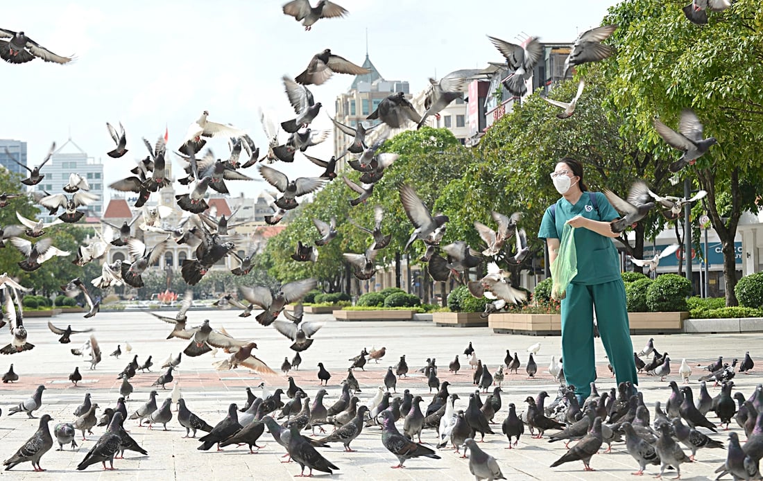 ถ้อยคำจากใจถึง ‘สัญลักษณ์แห่งความสามัคคีในการฝ่าฟันวิกฤตโรคระบาด’ - ภาพที่ 3 Đài tưởng niệm nạn nhân COVID-19 - Ảnh 3.