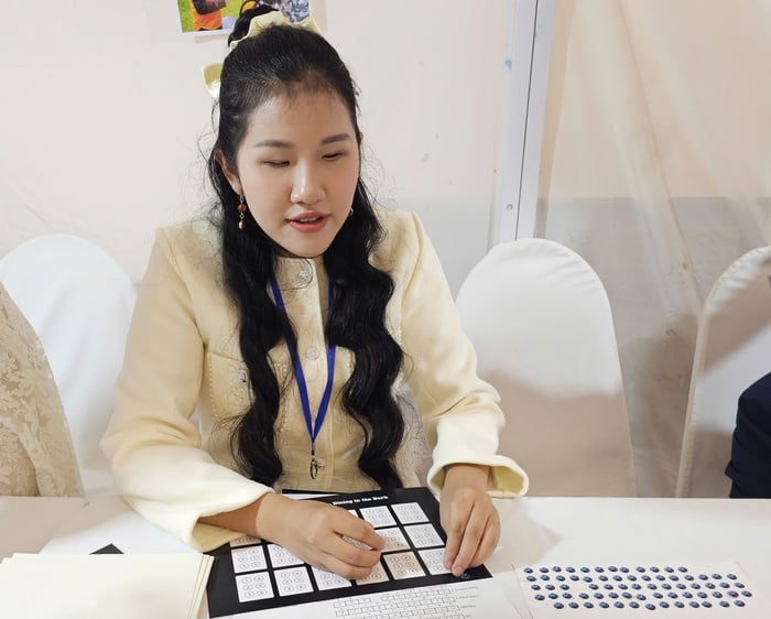 និស្សិតស្រីឯកអគ្គរដ្ឋទូតនៃវប្បធម៌អំណាន យុវជនកំពូលទាំង២០ដែលរស់នៅយ៉ាងស្រស់ស្អាតទូទាំងប្រទេស និងបំផុសគំនិតក្នុងការរស់នៅឯករាជ្យ - រូបថត ១. Nữ sinh viên Đại sứ Văn hóa Đọc, Top 20 Thanh niên sống đẹp toàn quốc và truyền cảm hứng sống tự chủ- Ảnh 1.