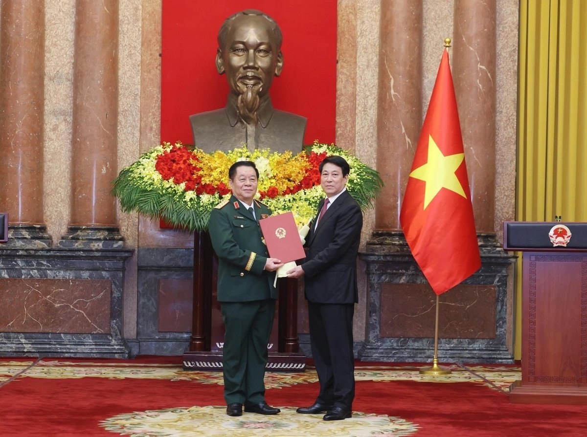 Chủ tịch nước Lương Cường trao quyết định bổ nhiệm và quyết định thăng quân hàm cấp Đại tướng cho ông Nguyễn Trọng Nghĩa. Ảnh: TTXVN.