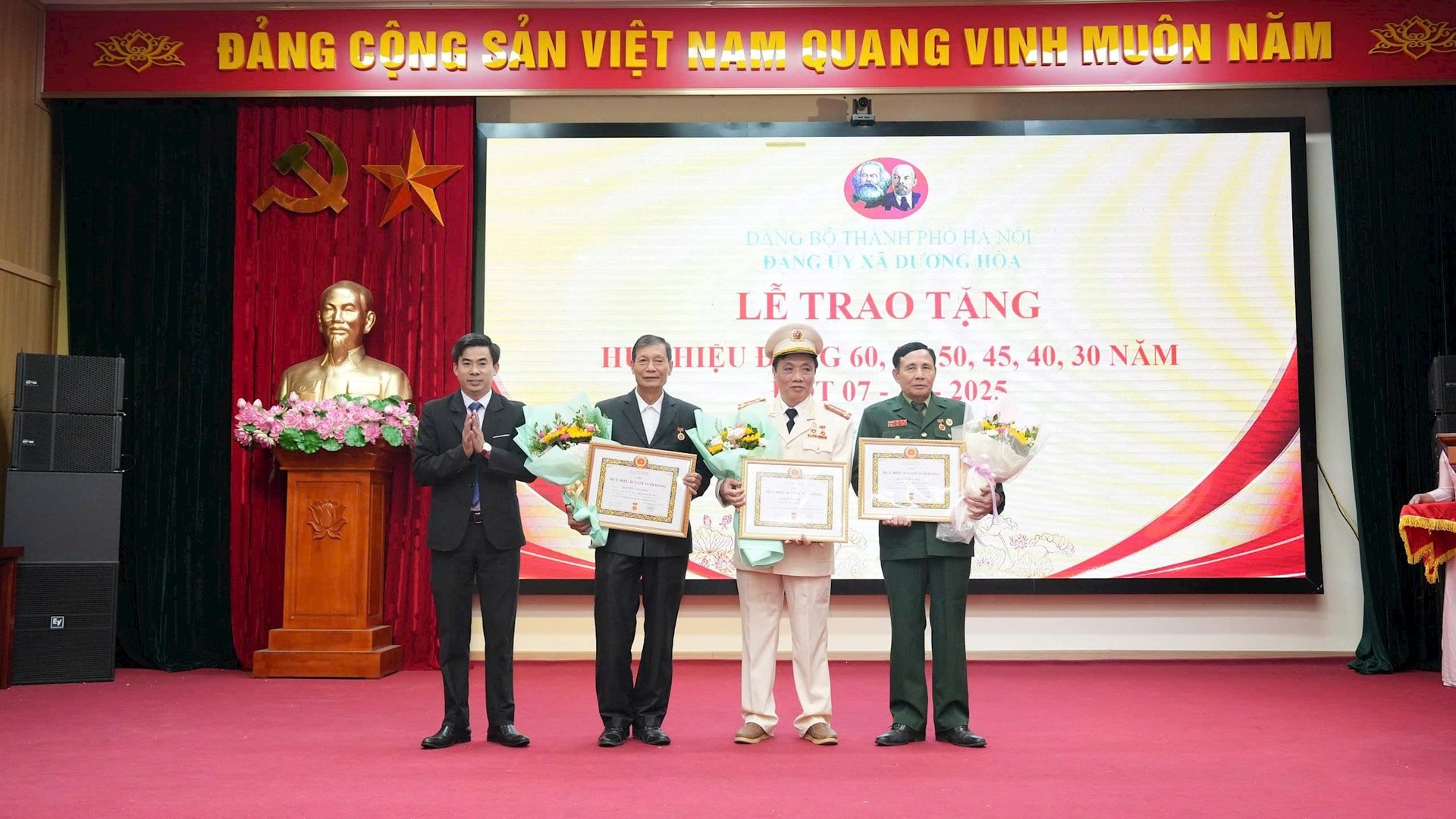 Đảng ủy xã Dương Hòa tổ chức Lễ trao tặng, truy tặng Huy hiệu Đảng đợt 7/11- Ảnh 3.