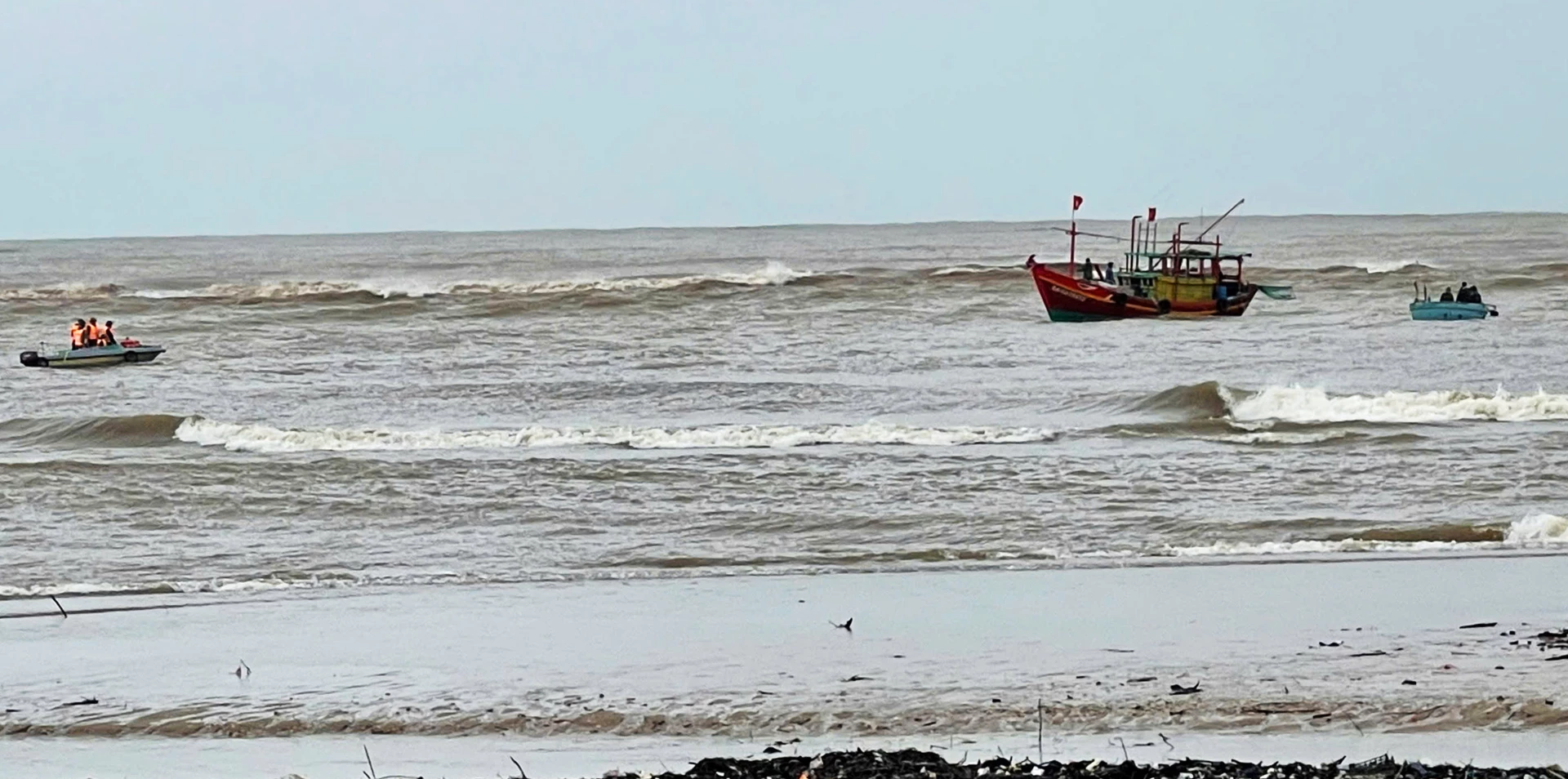 Officerare och soldater från Roon gränsbevakningsstation samordnar sökandet efter försvunna fiskare. Foto: H.N.