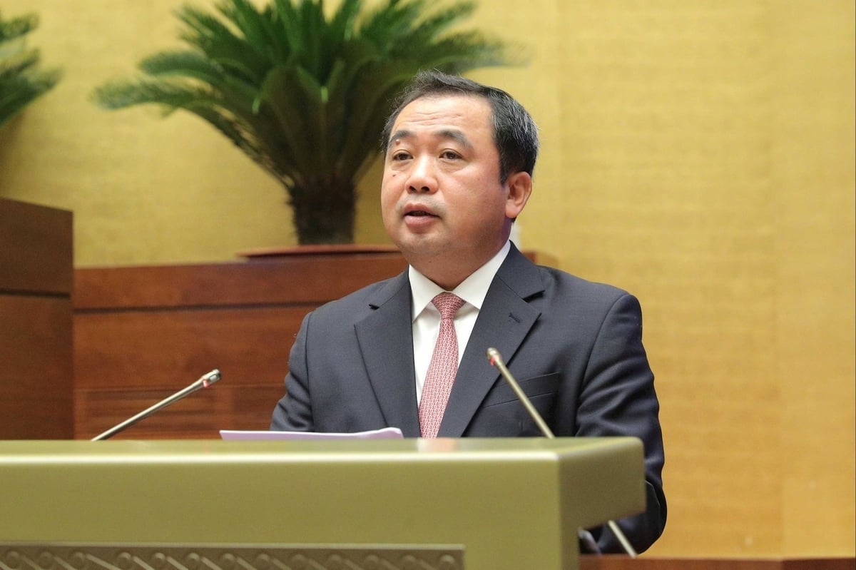زراعت اور ماحولیات کے وزیر ٹران ڈک تھانگ نے زراعت اور ماحولیات کے شعبوں میں 15 قوانین کے متعدد آرٹیکلز میں ترمیم اور ان کی تکمیل کے لیے مسودہ قانون پیش کیا۔ تصویر: Quang Khanh. Bộ trưởng Bộ Nông nghiệp và Môi trường Trần Đức Thắng trình bày Tờ trình dự án Luật sửa đổi, bổ sung một số điều của 15 luật trong lĩnh vực nông nghiệp và môi trường. Ảnh: Quang Khánh.