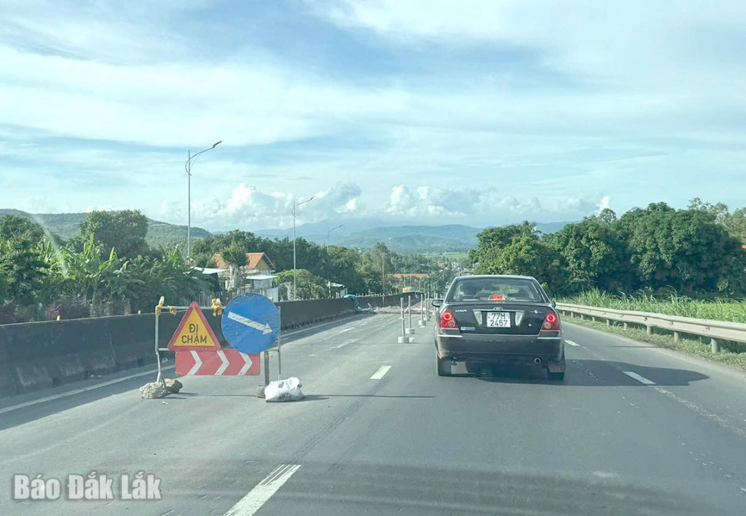 Ο εργολάβος εγκαθιστά πινακίδες και επεκτείνει τις λωρίδες κυκλοφορίας στην υπό κατασκευή Εθνική Οδό 1.