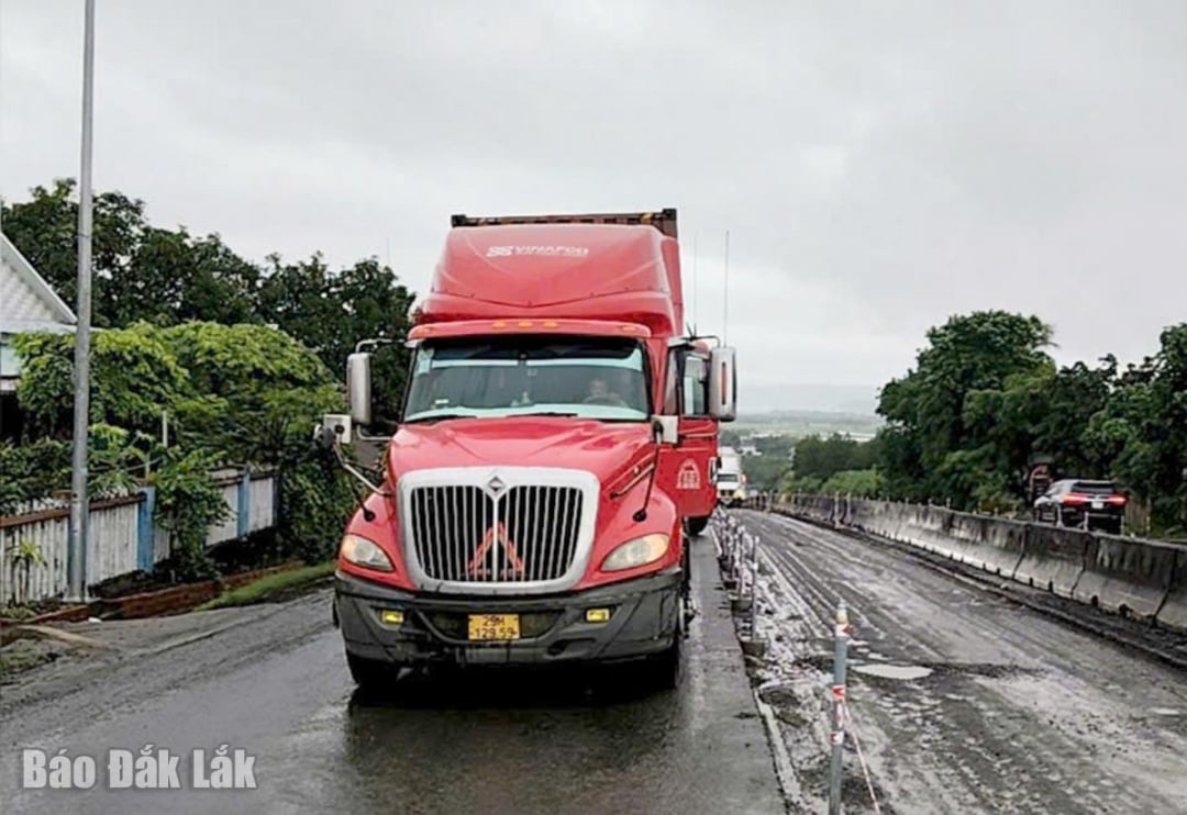 Ένα όχημα ακινητοποιήθηκε ενώ διέσχιζε ένα απότομο πέρασμα ενώ εκτελούνταν κατασκευαστικές εργασίες, προκαλώντας κυκλοφοριακή συμφόρηση στη διαδρομή.